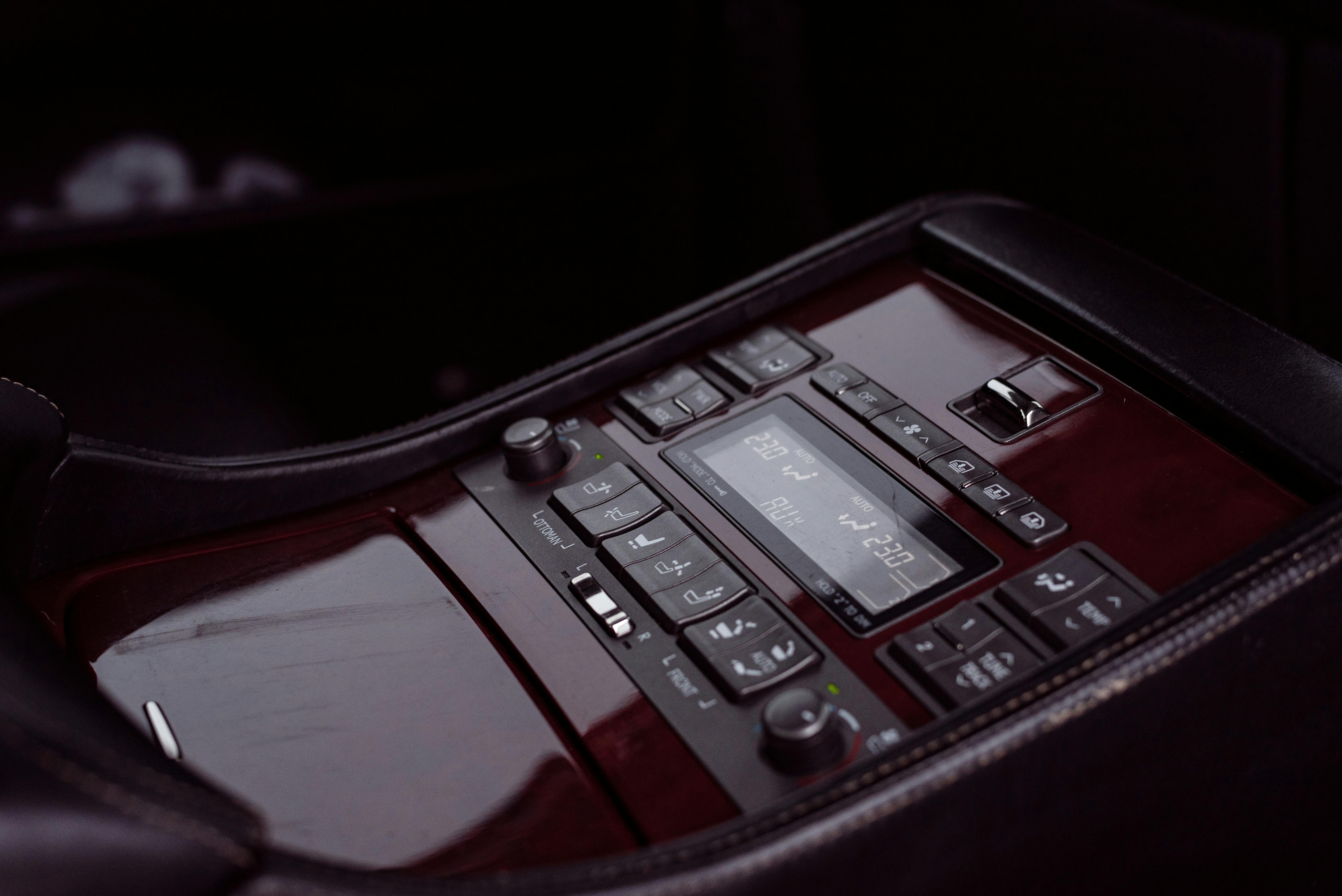 Le Faux Téléphone Haut De Participation De Main De Conducteur Dans L'écran  Clair Vide De Voiture Pour Le Texte Annoncent Le Fond Photo stock - Image  du image, numérique: 137960224