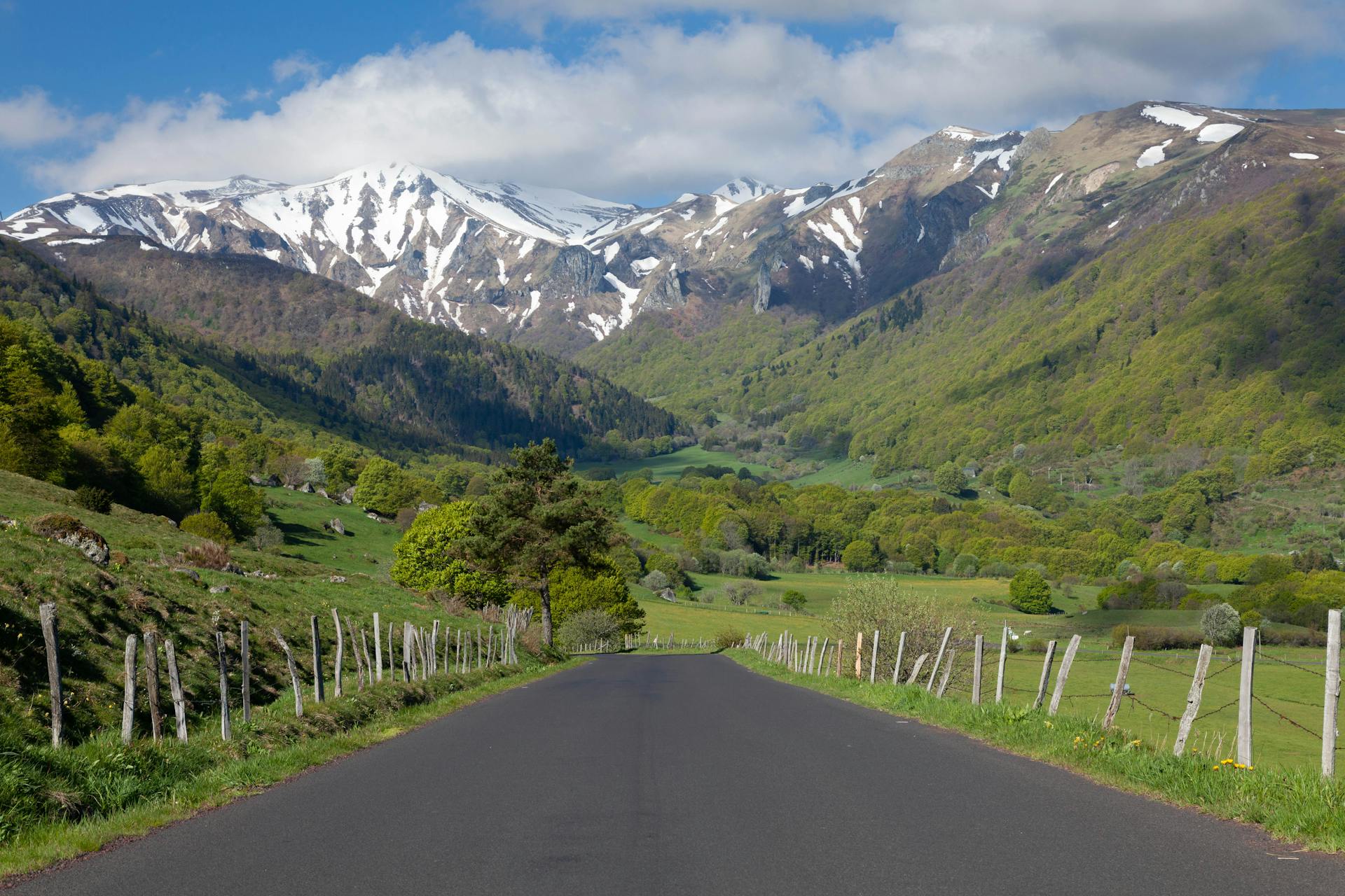 Route sinueuse menant vers les montagnes du Sancy