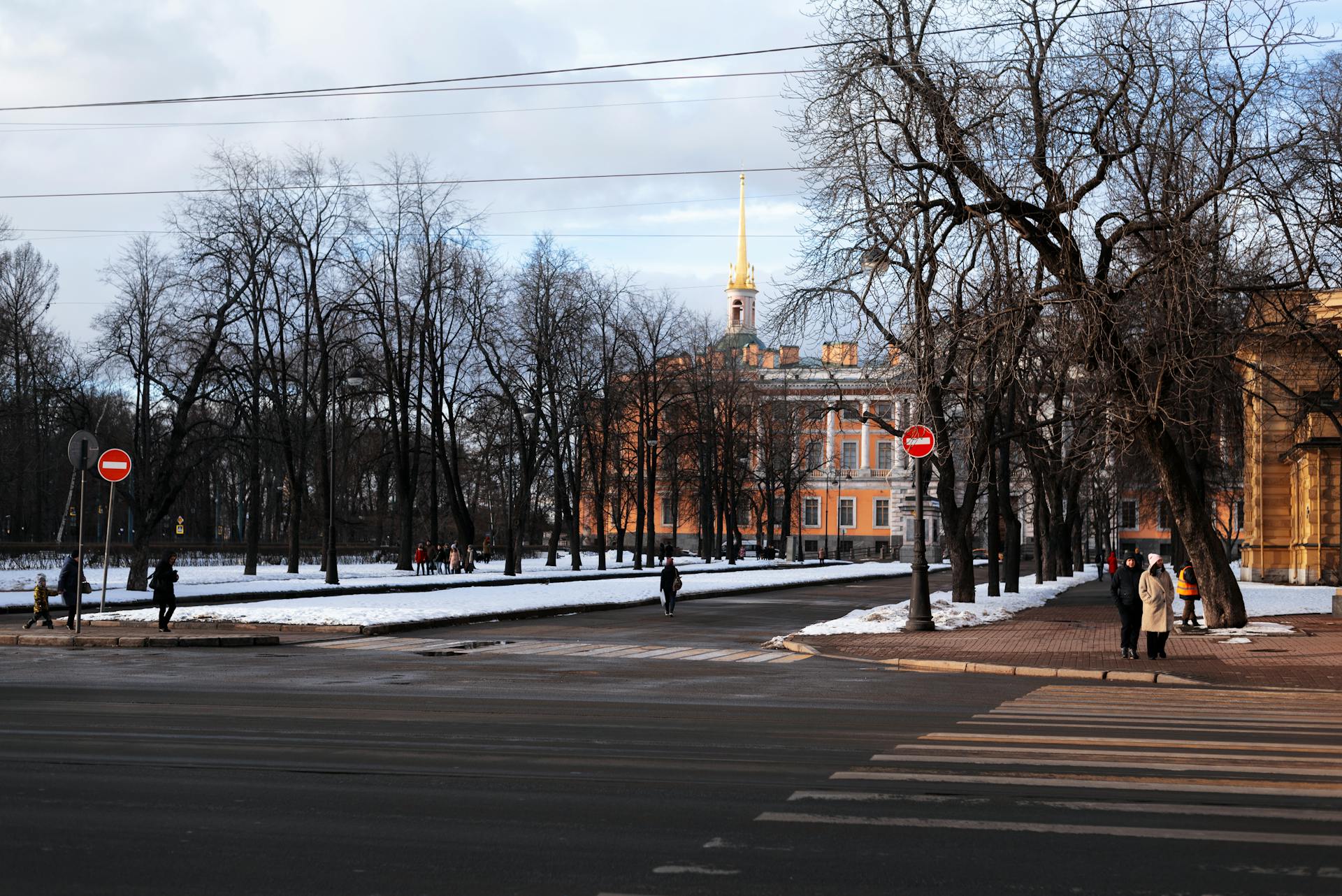 A winter day in Saint Petersburg featuring historical landmarks and a snowy park.