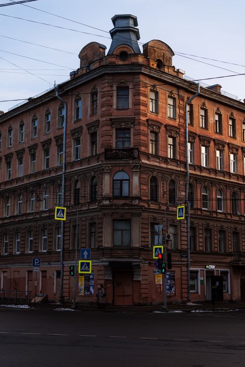 Free A historic building facade in St. Petersburg, Russia, showcasing classic architecture at dusk. Stock Photo