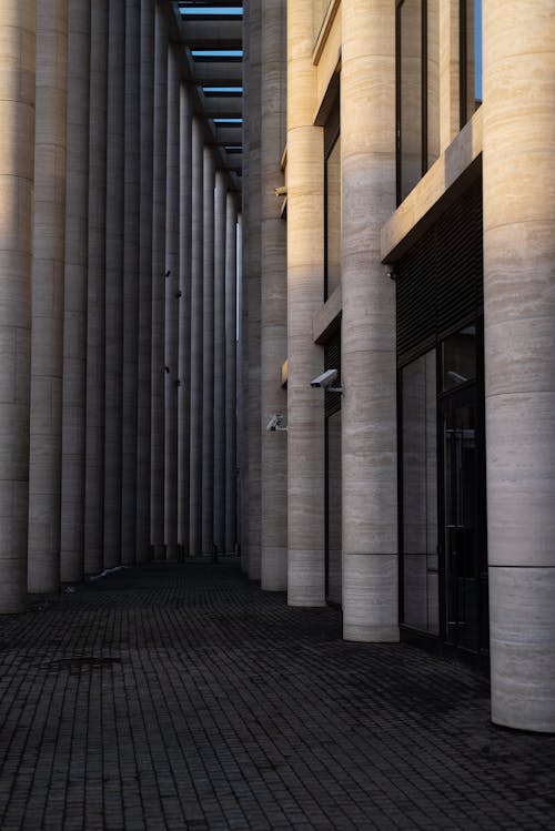 Columns around Pavement