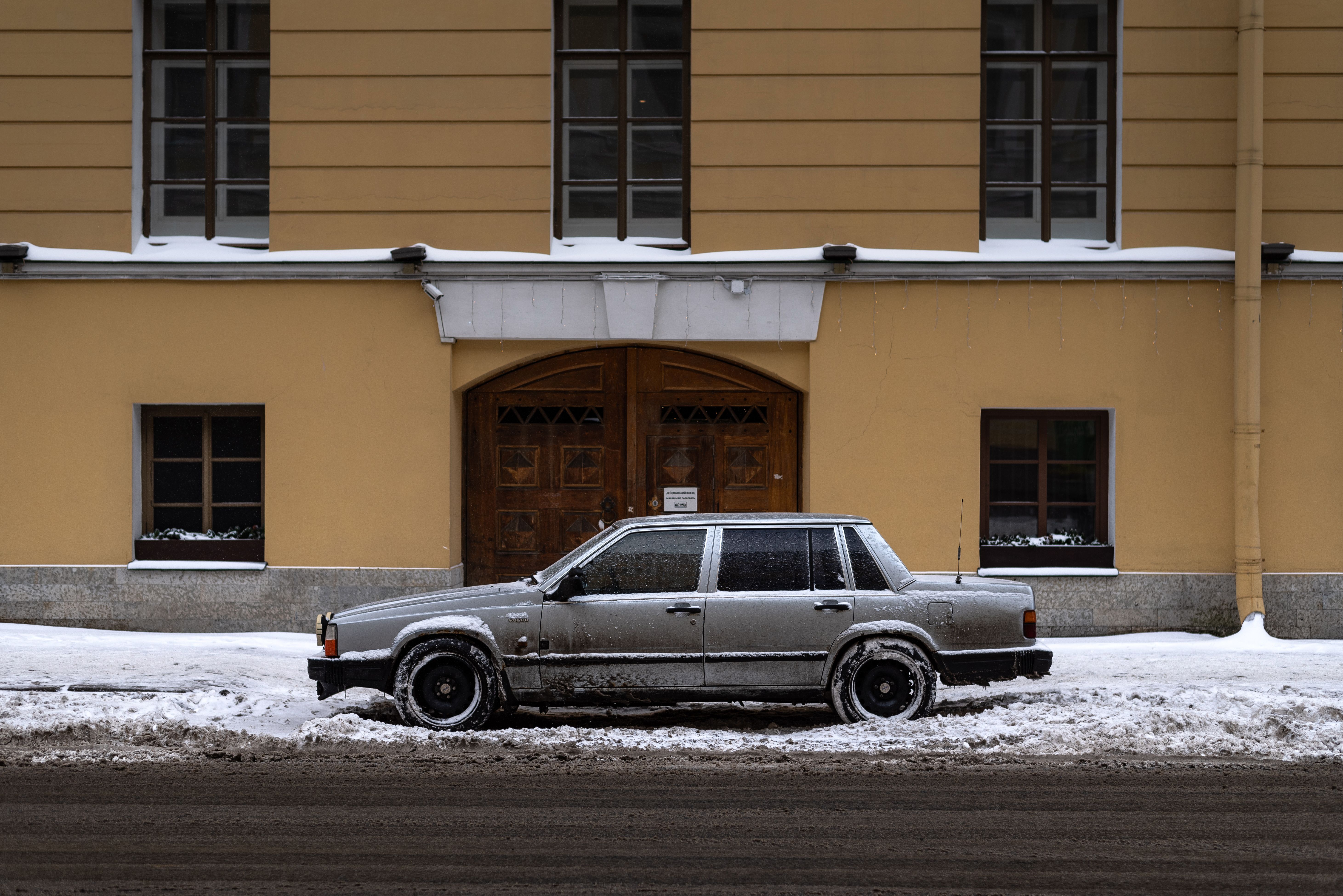 free-photo-of-a-volvo-740-parked-on-the-side-of-the-street-in-city-in-winter.jpeg