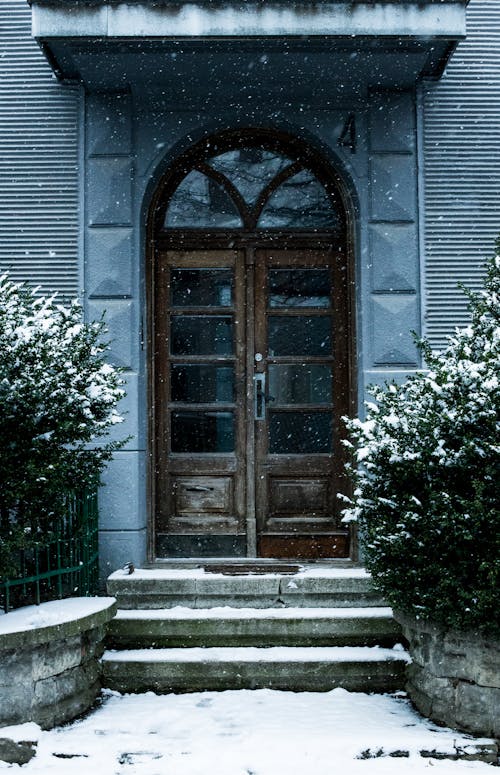 Bezpłatne Zamknięte Brązowe Drewniane Drzwi Zdjęcie z galerii