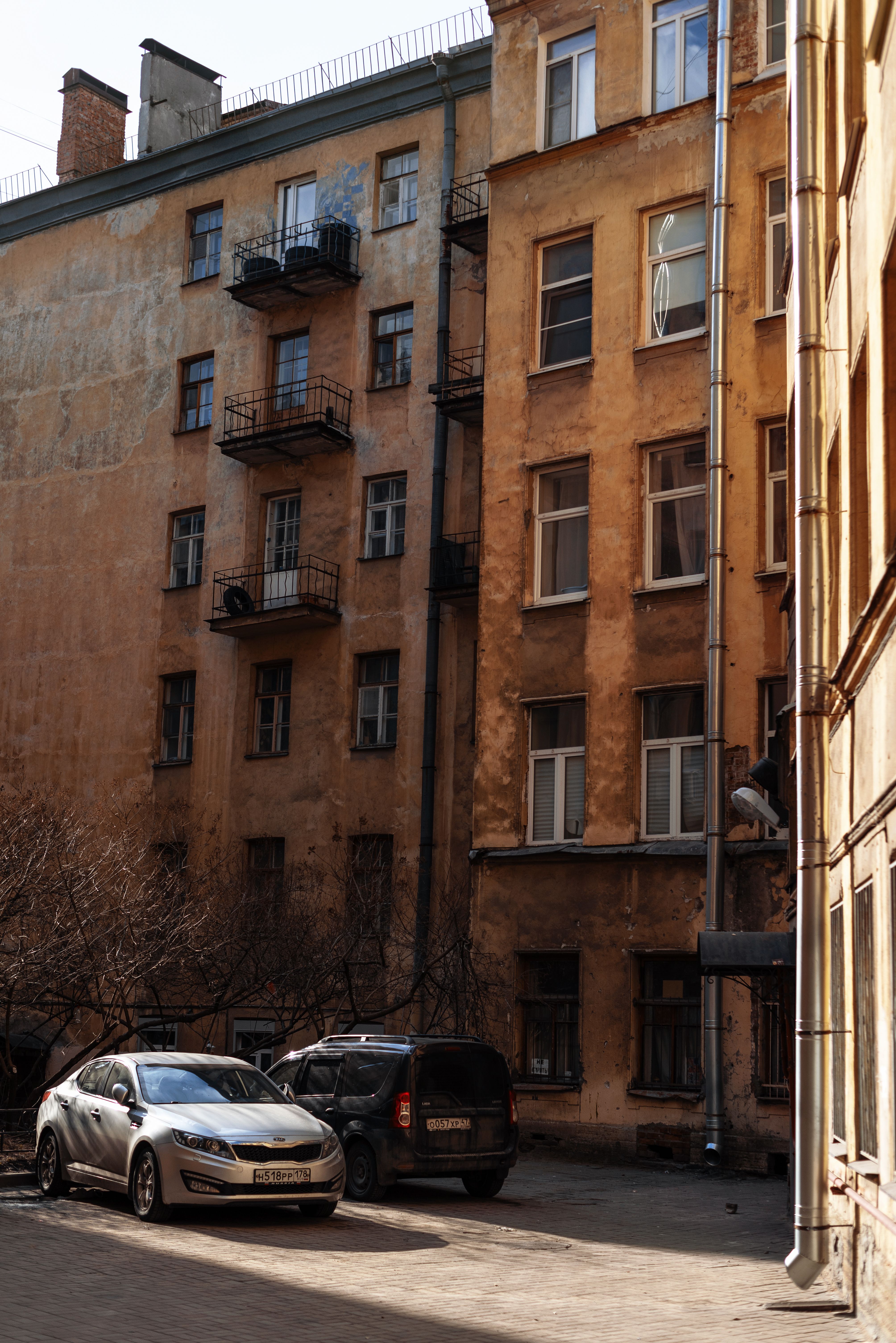 Yard of Residential Building in City · Free Stock Photo