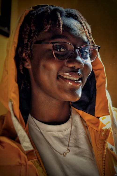 Ücretsiz adam, afrikalı-amerikalı kız, altın sarısı içeren Ücretsiz stok fotoğraf Stok Fotoğraflar