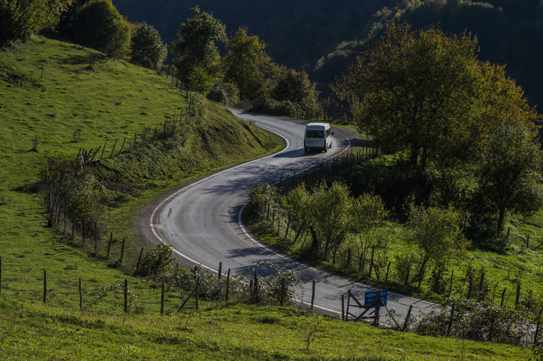 Hollanda kırsalında bölgesel bir otobüs