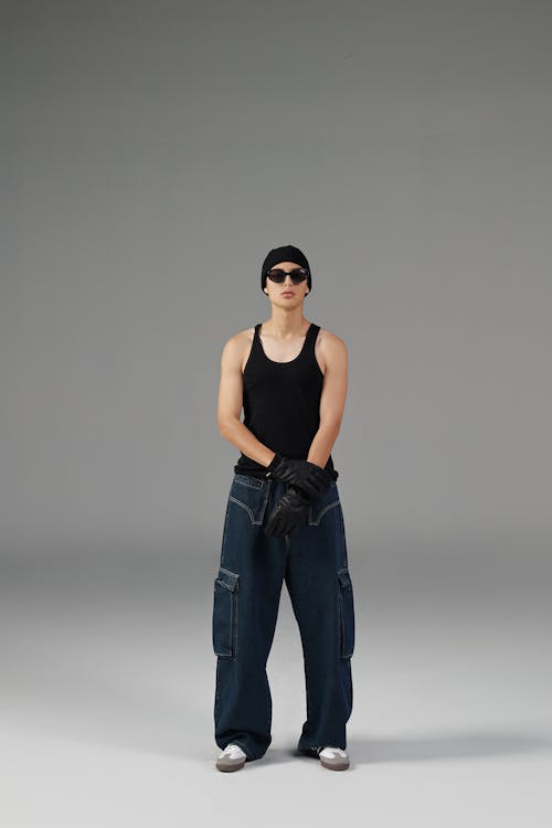 Безкоштовне стокове фото на тему «вертикальні постріл, вільні джинси, людина»