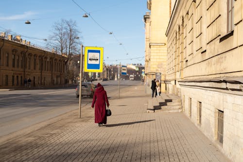 Základová fotografie zdarma na téma autobusová zastávka, chodci, chodník