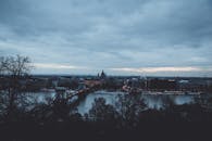 黄昏时，布达佩斯风景优美的城市景观中，可见标志性建筑与多瑙河