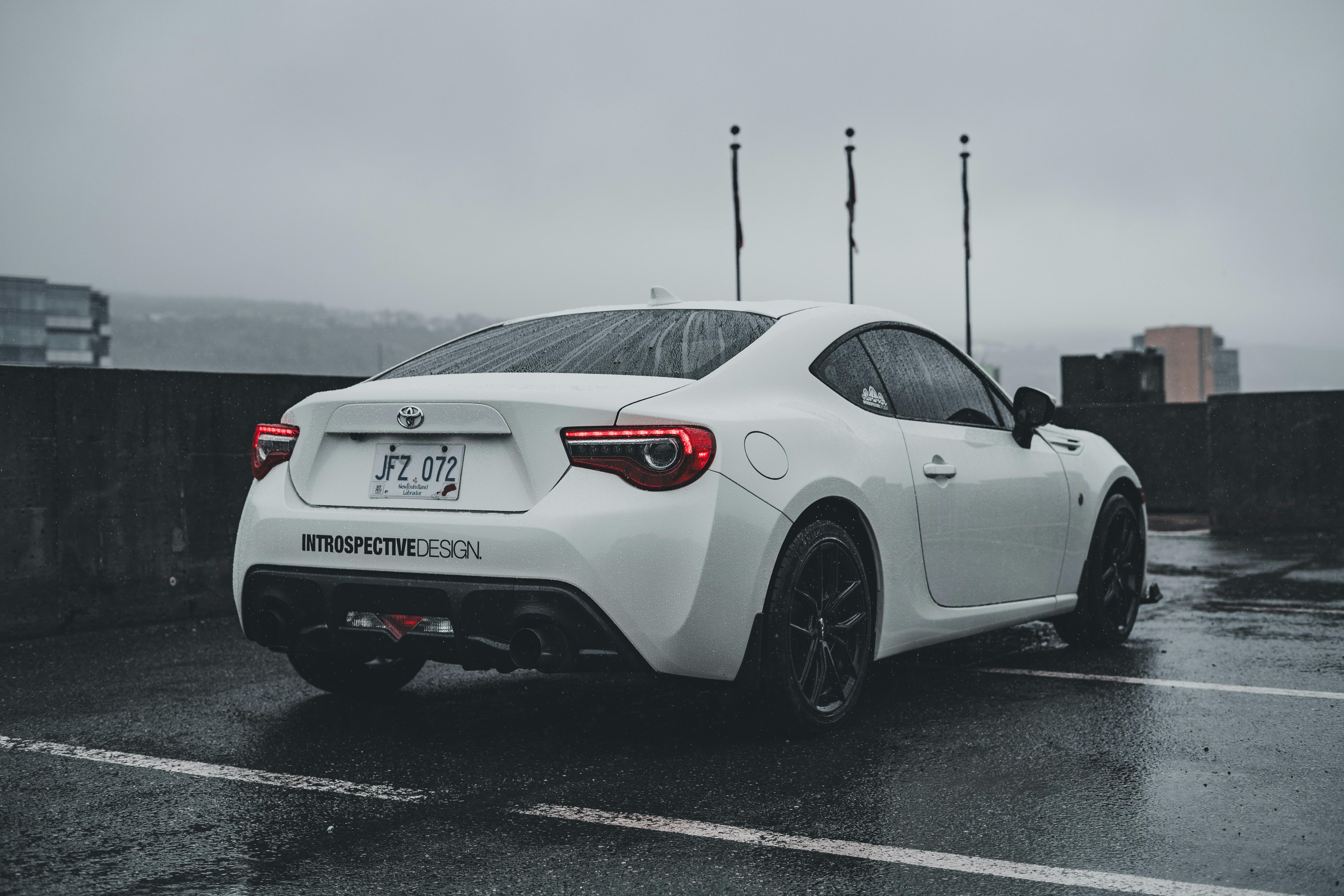 Toyota recalls 550,000 cars over defective seat problem — Photo by Erik Mclean on Pexels