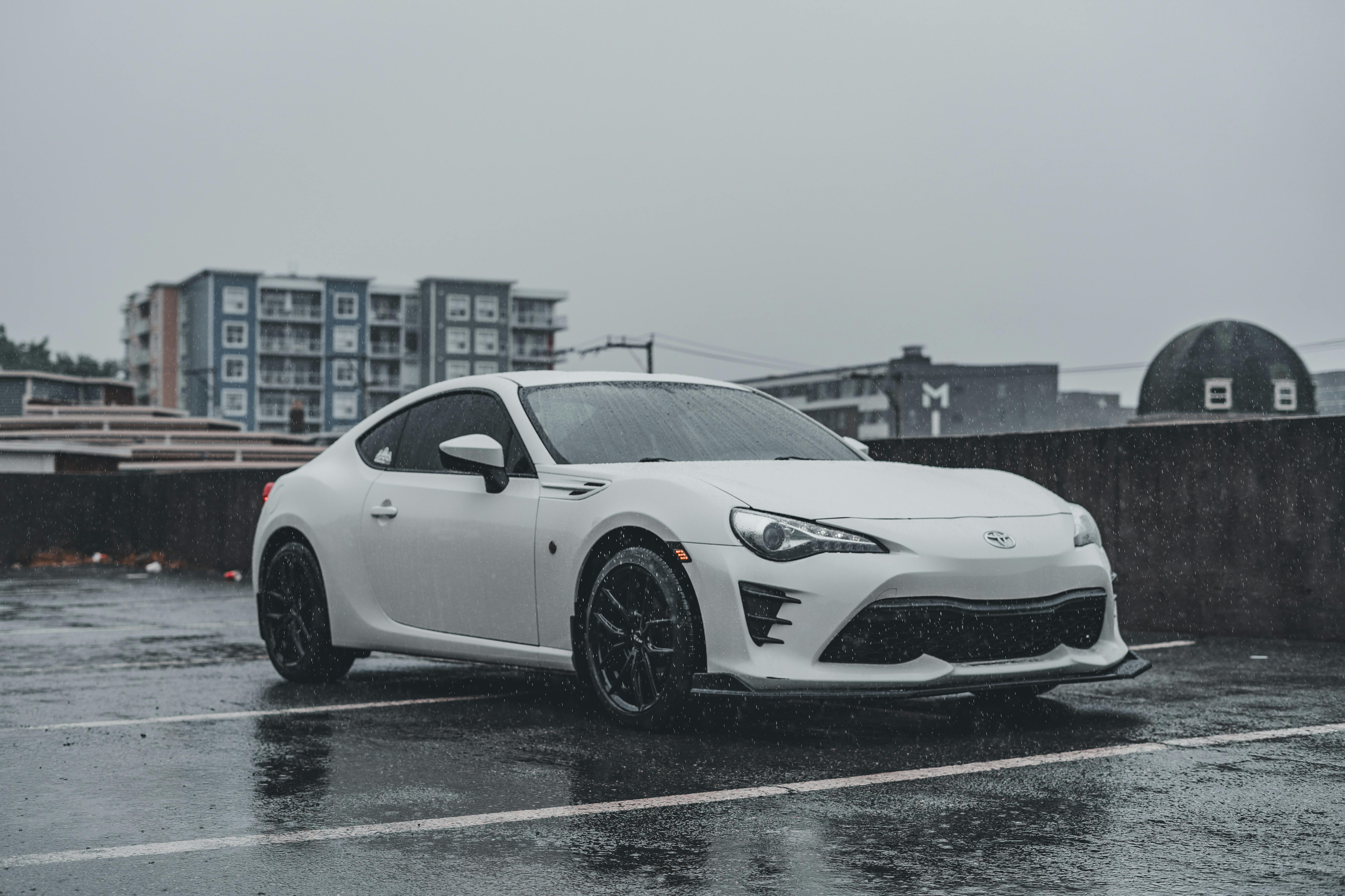 Toyota recalls 550,000 vehicles over seat defect — Photo by Erik Mclean on Pexels