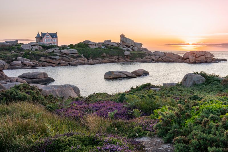 Lever de soleil sur la Côte de Granit Rose, proche de Ploufragan