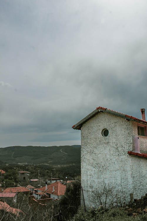 Kostnadsfri bild av by, gammalt hus, molnig dag