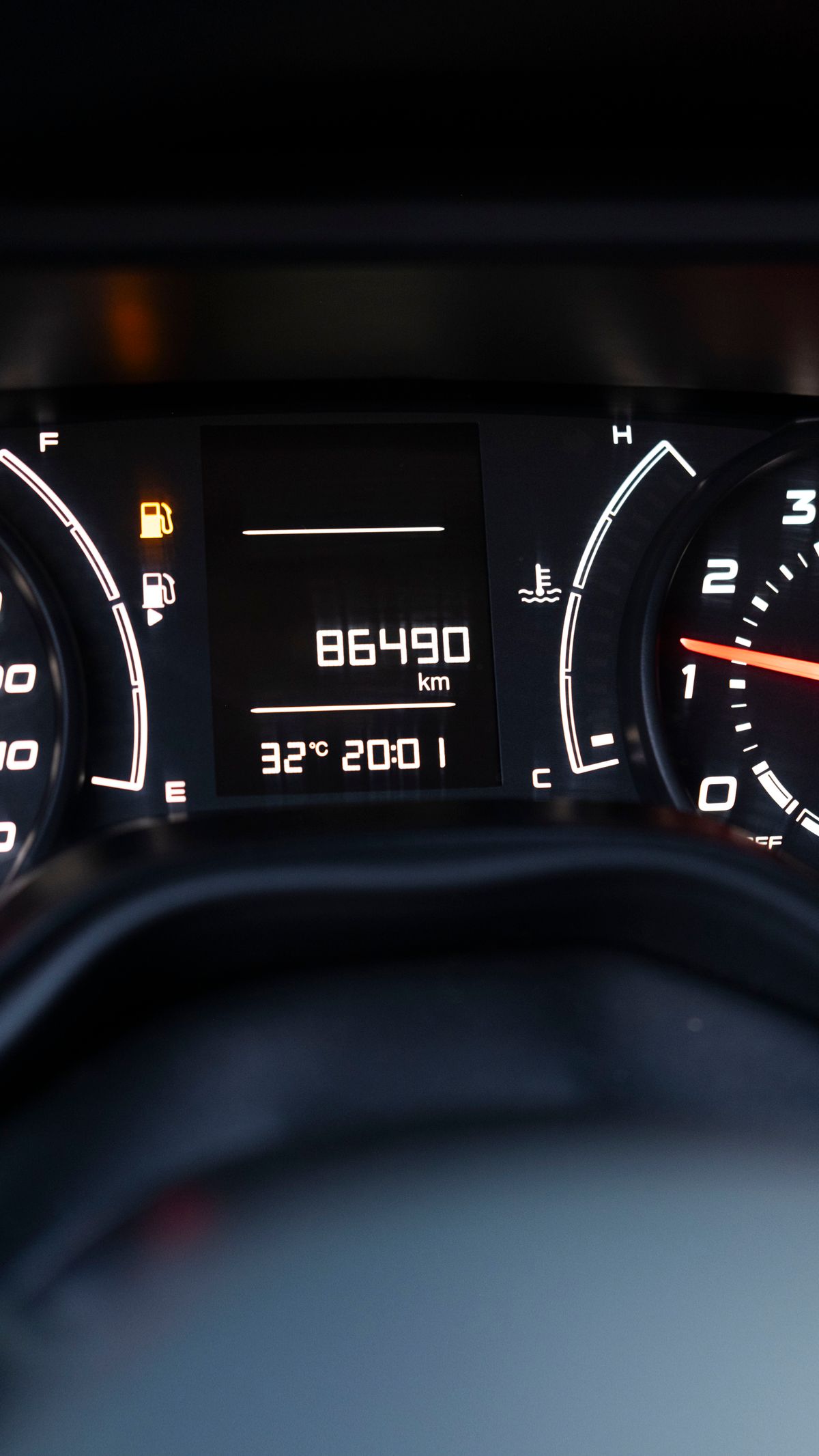 주행거리 86,490km 가 표시된 계기판