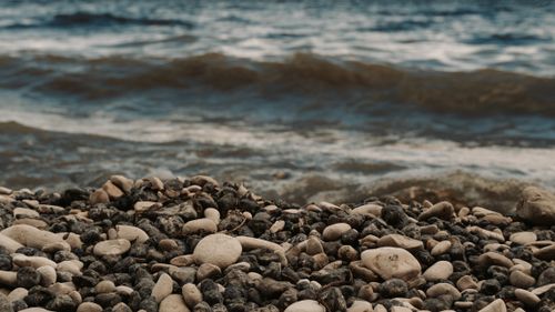 Free A serene pebble beach with gentle ocean waves creating a calming seascape. Stock Photo