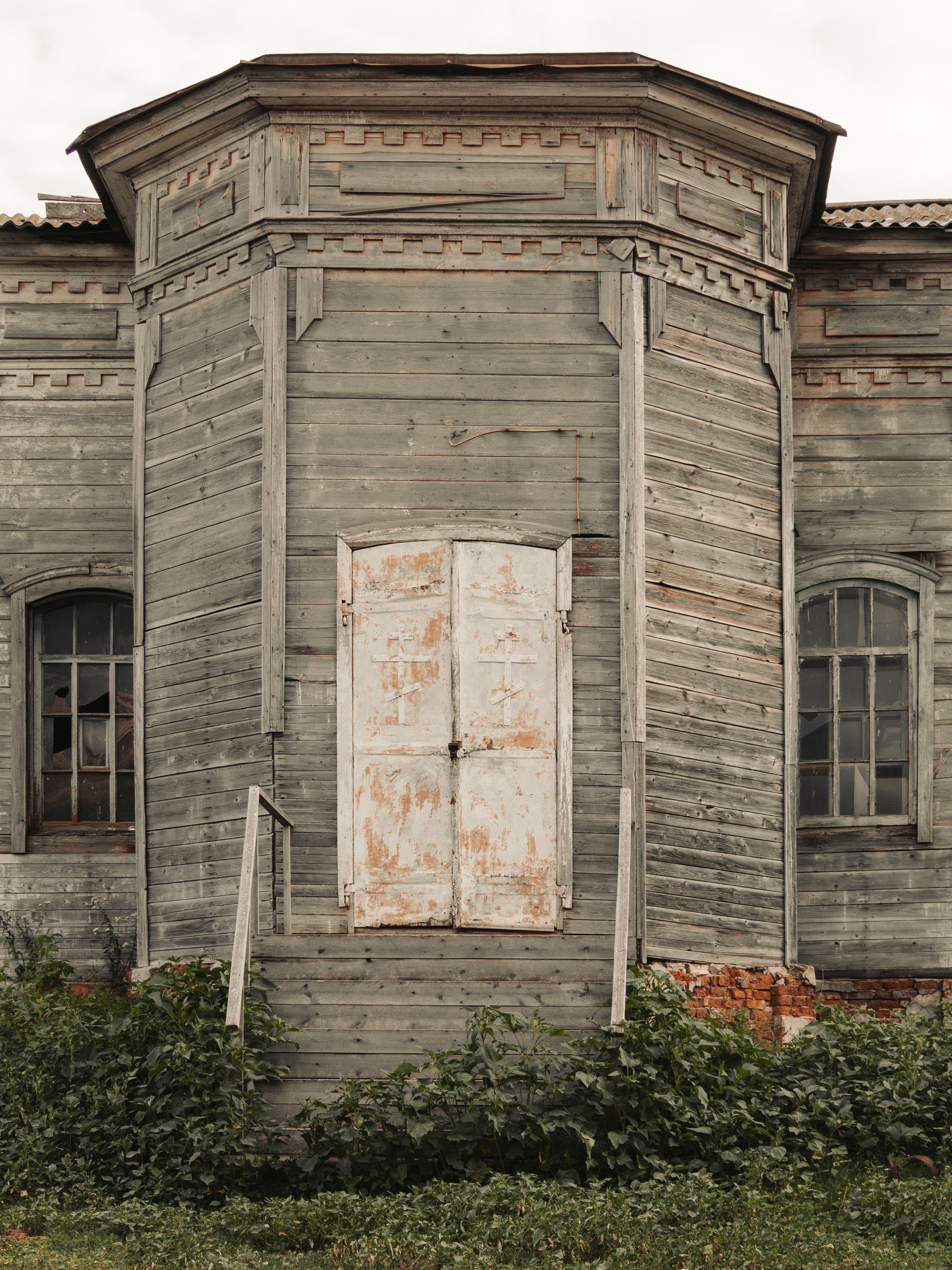 Abandoned Wooden House among Trees · Free Stock Photo