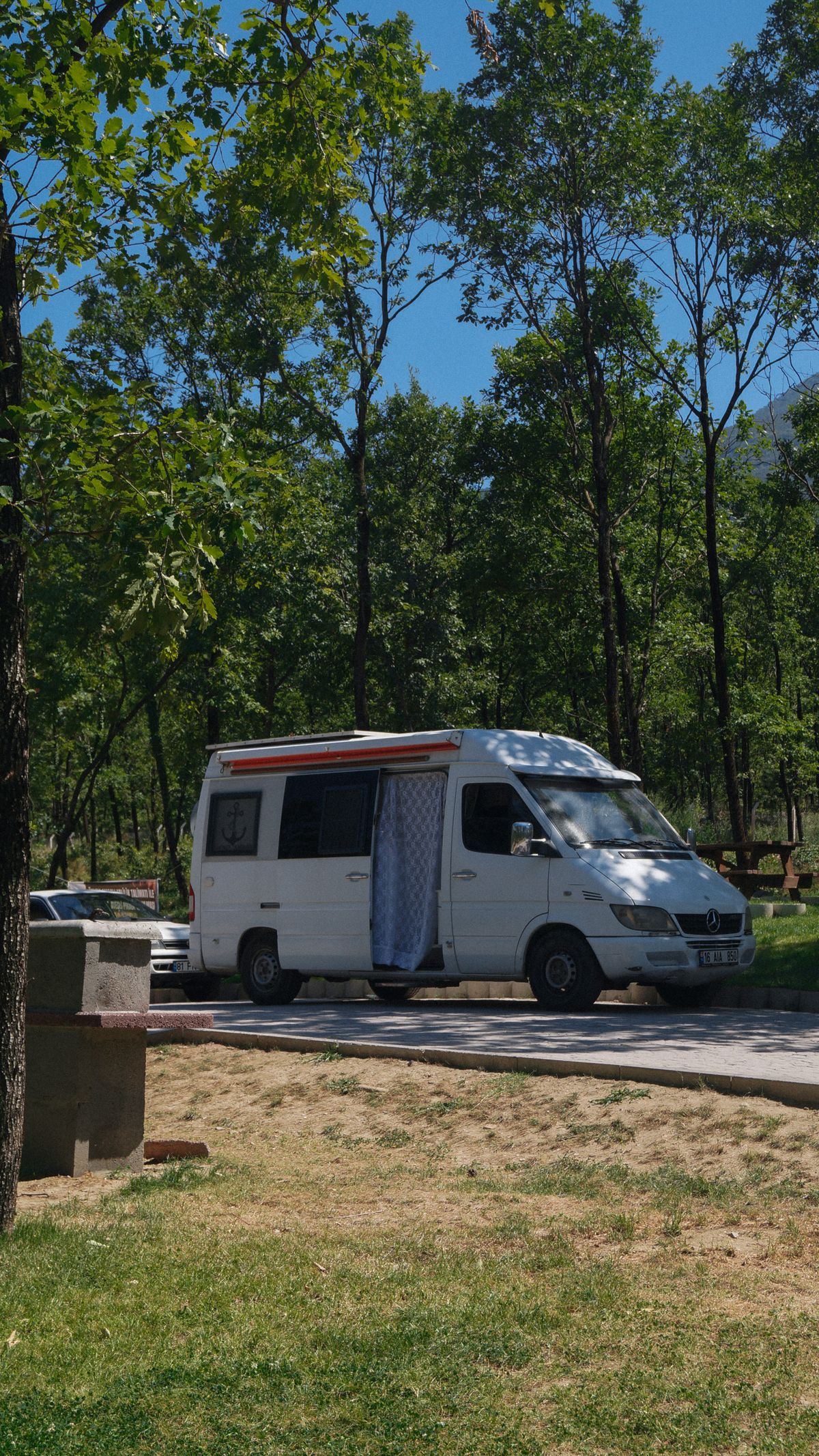 Autocaravana estacionada en un área rodeada de árboles