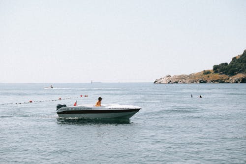 ayakta, deniz, deniz aracı içeren Ücretsiz stok fotoğraf