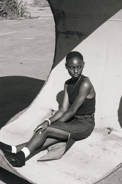 Základová fotografie zdarma na téma černobílý, černoška, krátké vlasy