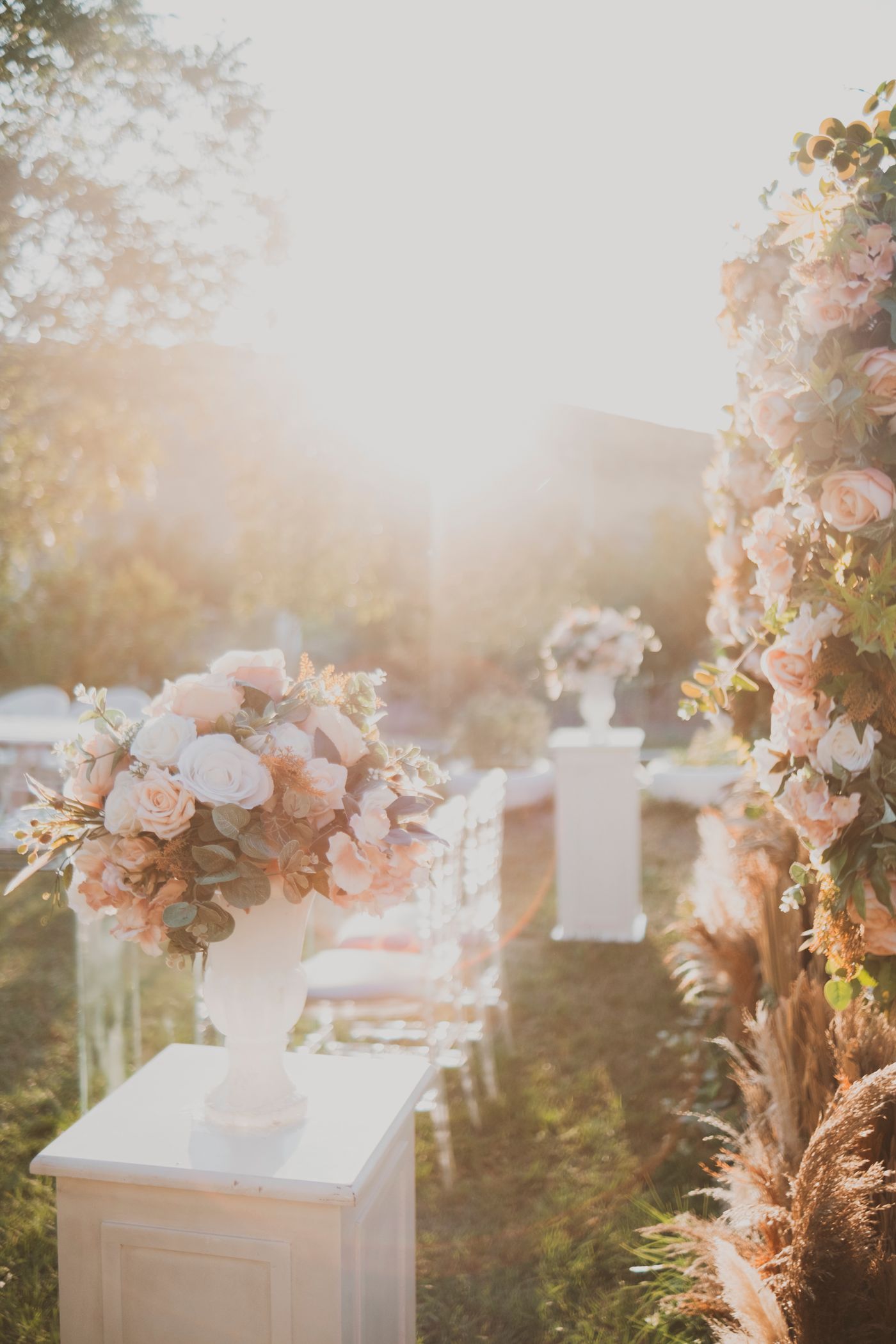 Celebración de boda al atardecer con decoración floral