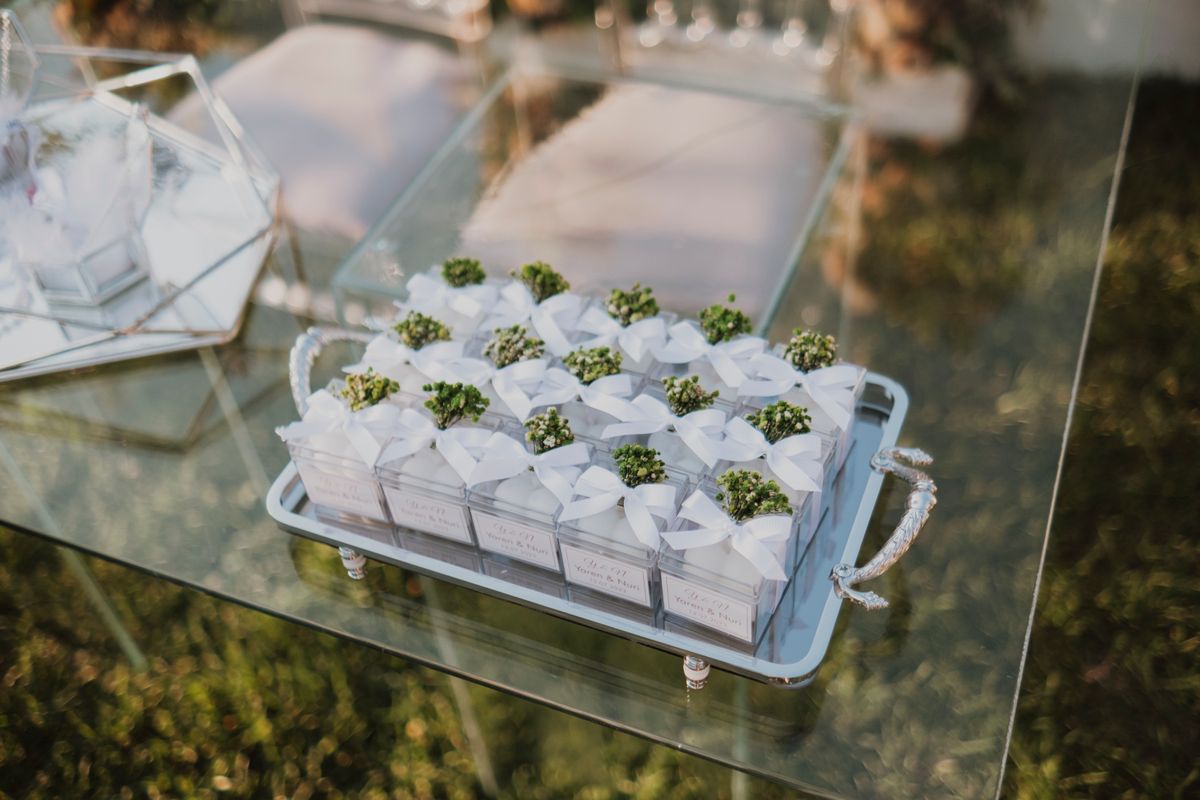 Apresentação de lembranças de casamento com laços e elementos florais
