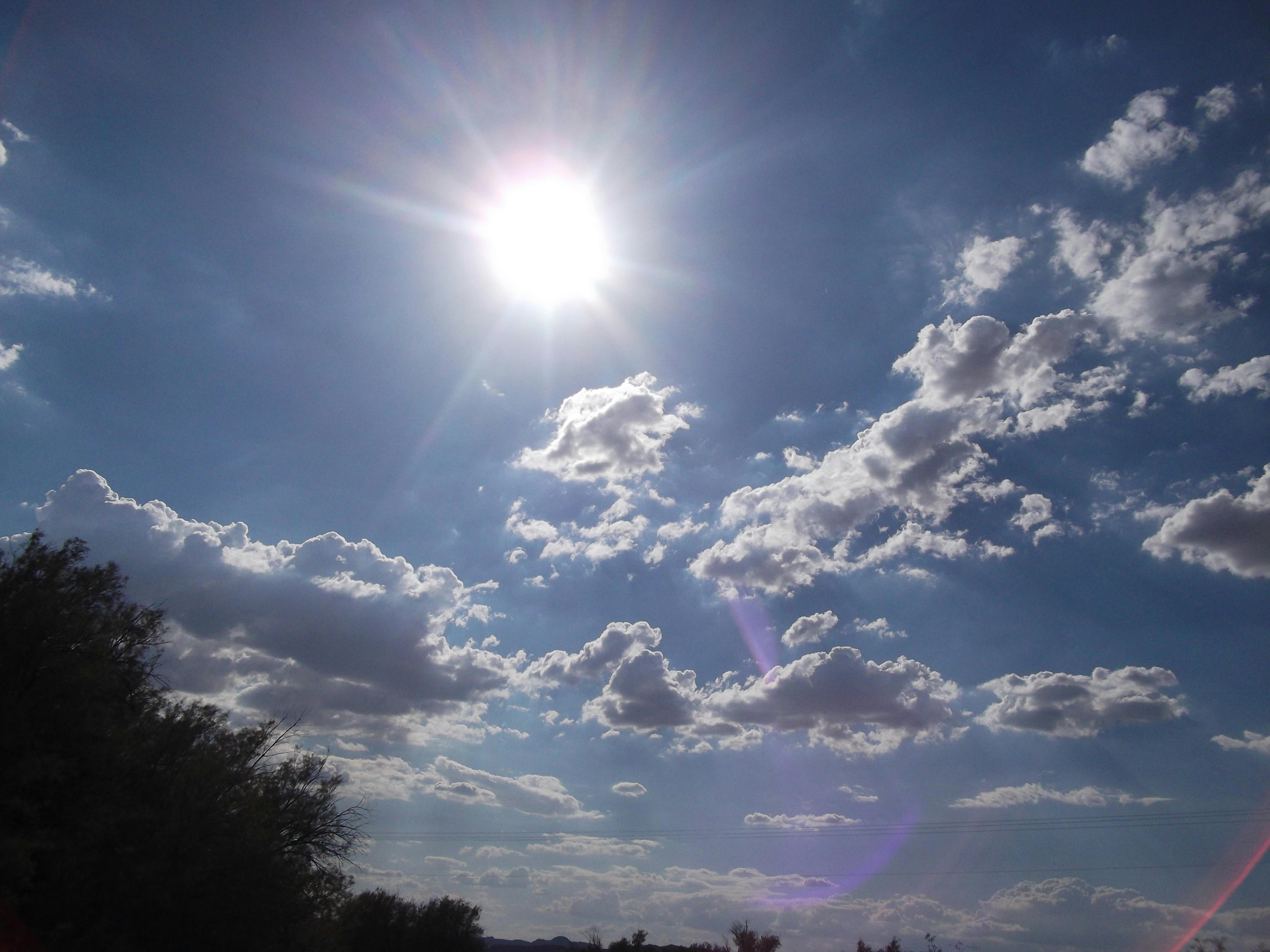 ライトブルー 全景 太陽の光の無料の写真素材 ライトブルー 全景 太陽の光の無料の写真素材