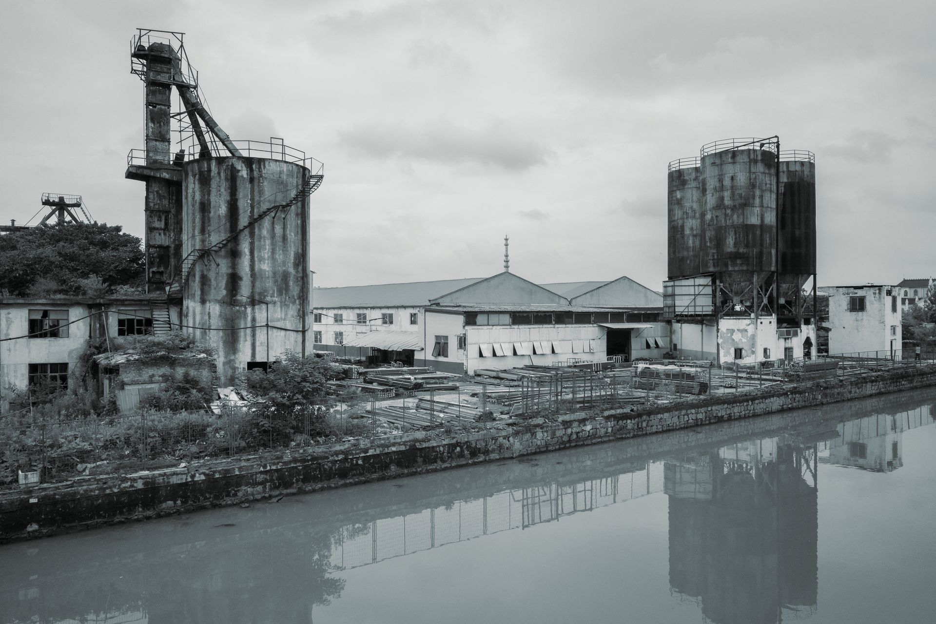 Eski bir çelik fabrikası ve sanayi tesisinin siyah-beyaz görseli