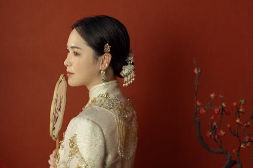 Asyalı kadın, fan, geleneksel giyim içeren Ücretsiz stok fotoğraf