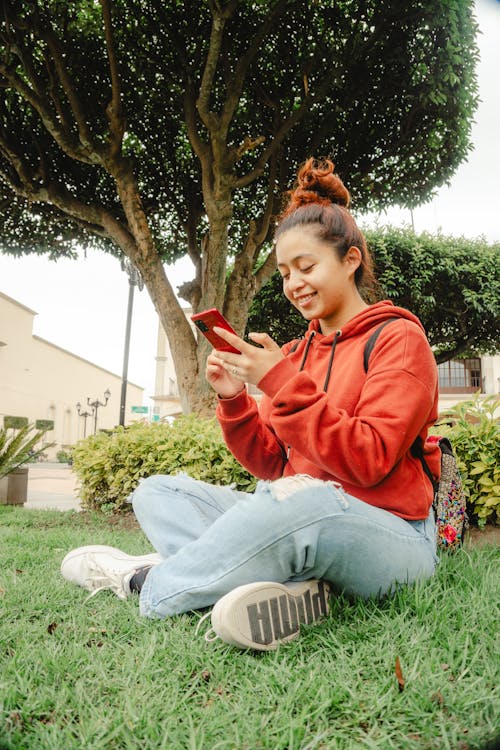 Fotos de stock gratuitas de adolescente, césped, niña