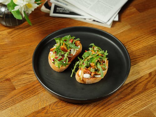 Toasts with Arugula and Mushrooms 