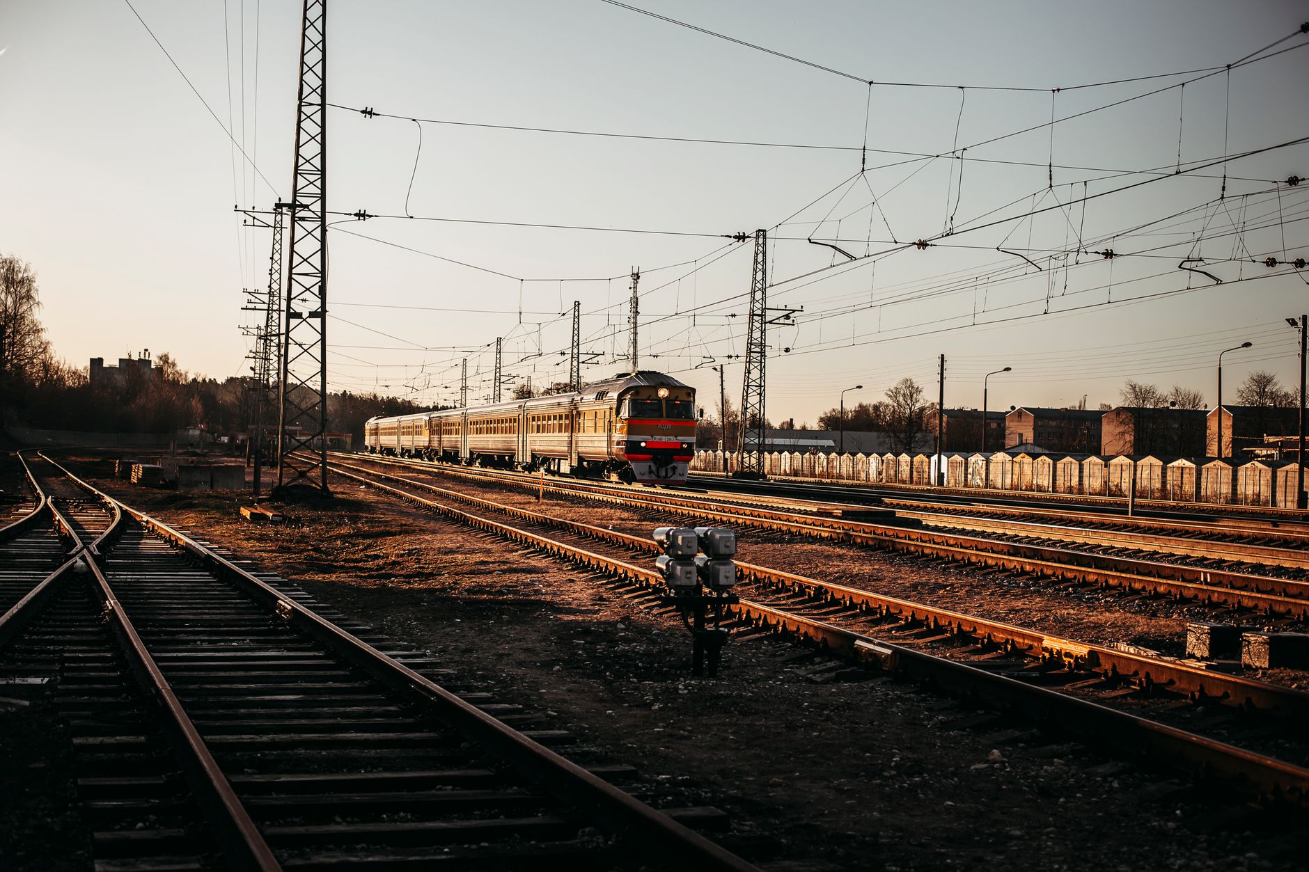 Kiev tren istasyonunda İngiltere Başbakanı Andy Burnham ve Ukraynalı yetkililer