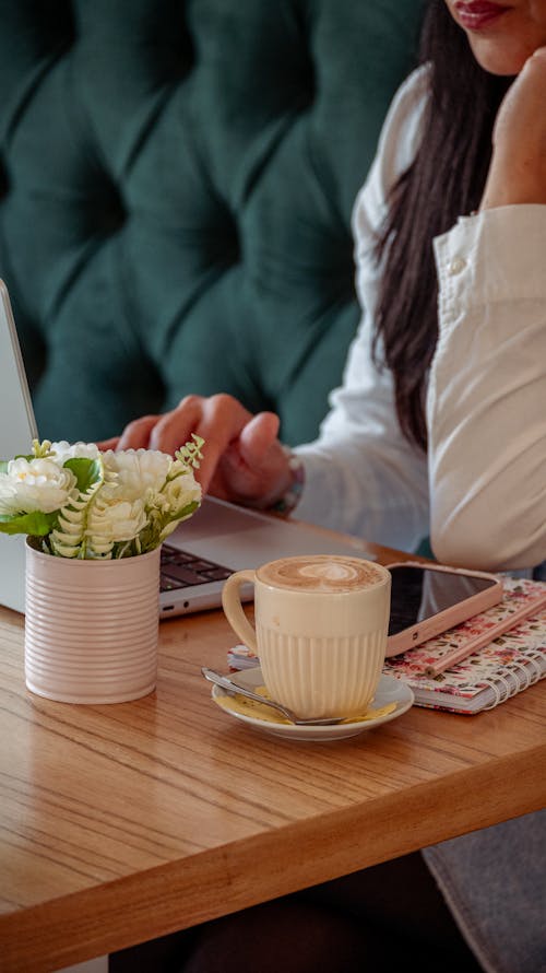 akıllı telefon, cappuccino, Çiçekler içeren Ücretsiz stok fotoğraf