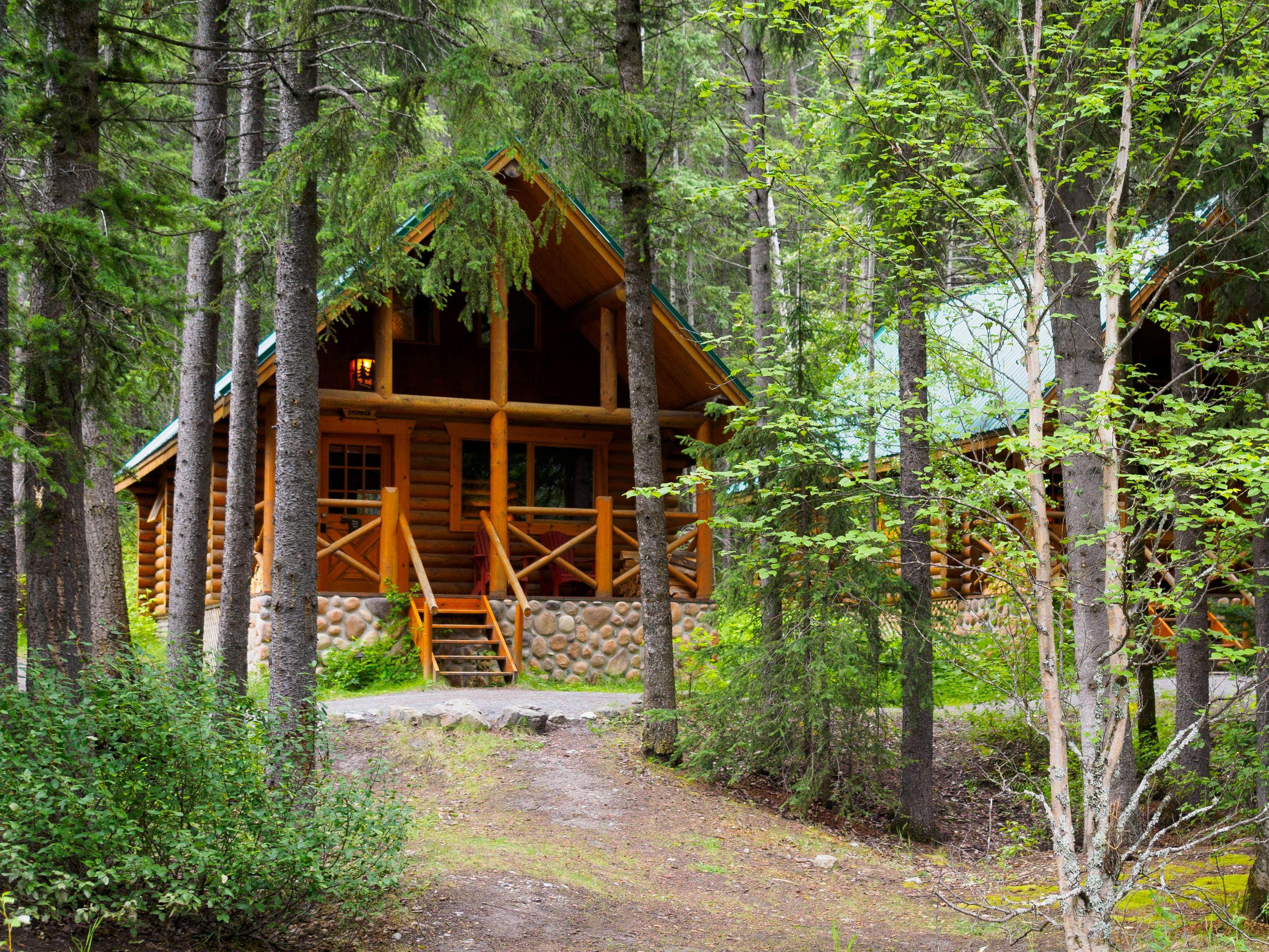 wooden-cottage-in-forest-free-stock-photo