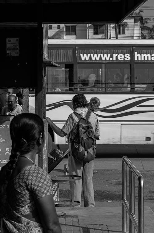Darmowe zdjęcie z galerii z autobus, czarno-biały, ludzie