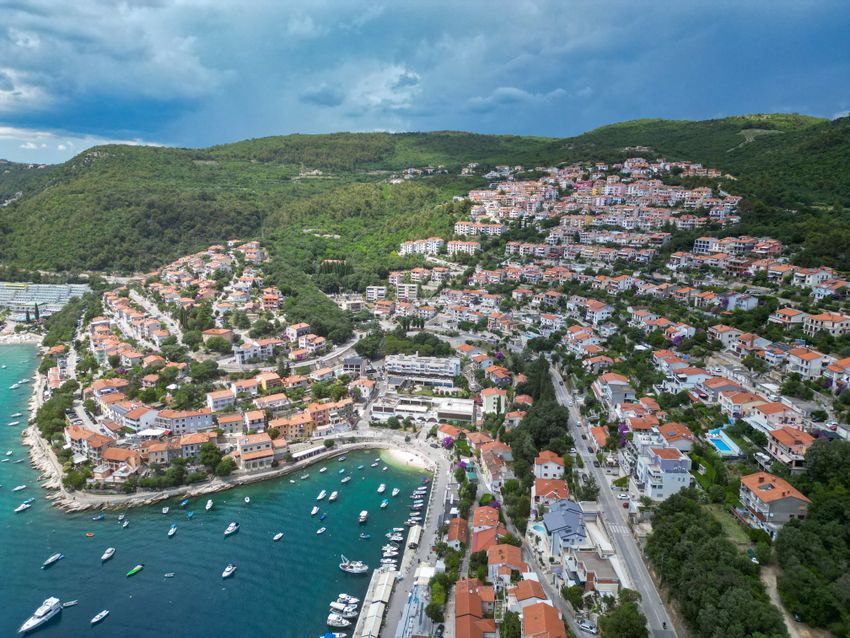 Photograph of Rabac on the eastern coast of Istria — Vladimir Srajber / Pexels