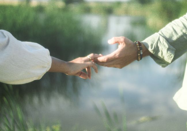 Online dating: starting a conversation on a niche platform