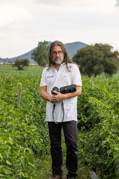 Základová fotografie zdarma na téma bílé polo tričko, dioptrické brýle, dlouhé vlasy