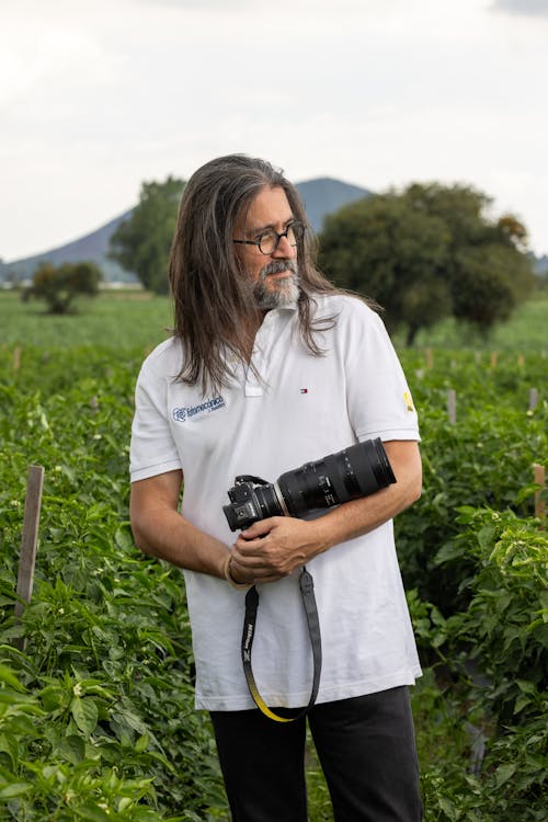 Základová fotografie zdarma na téma bílé polo tričko, dioptrické brýle, dlouhé vlasy