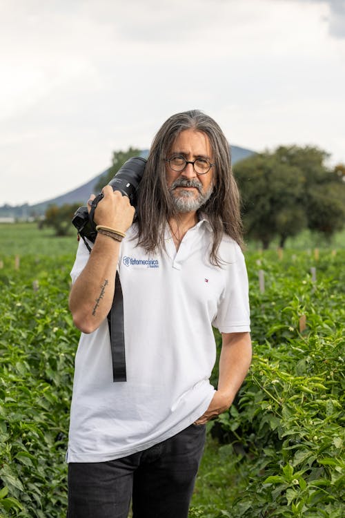 Základová fotografie zdarma na téma bílé polo tričko, dioptrické brýle, dlouhé vlasy