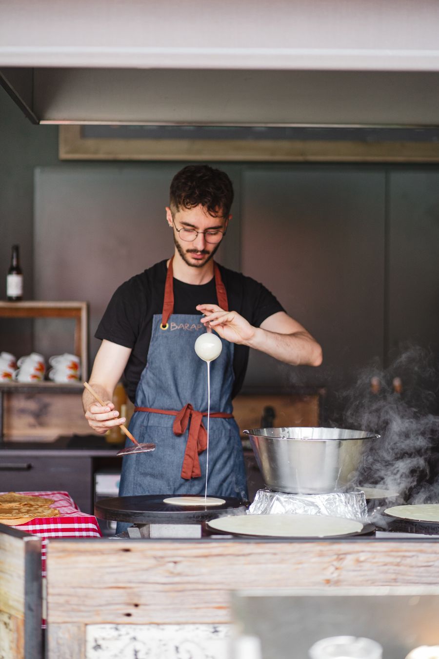 Crêpier préparant une crêpe sur une billig