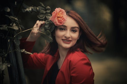 Fotos de stock gratuitas de chaqueta roja, enfoque selectivo, Flores rojas
