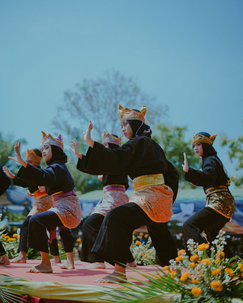 Anak-anak menampilkan tarian budaya dengan pakaian tradisional di Indonesia