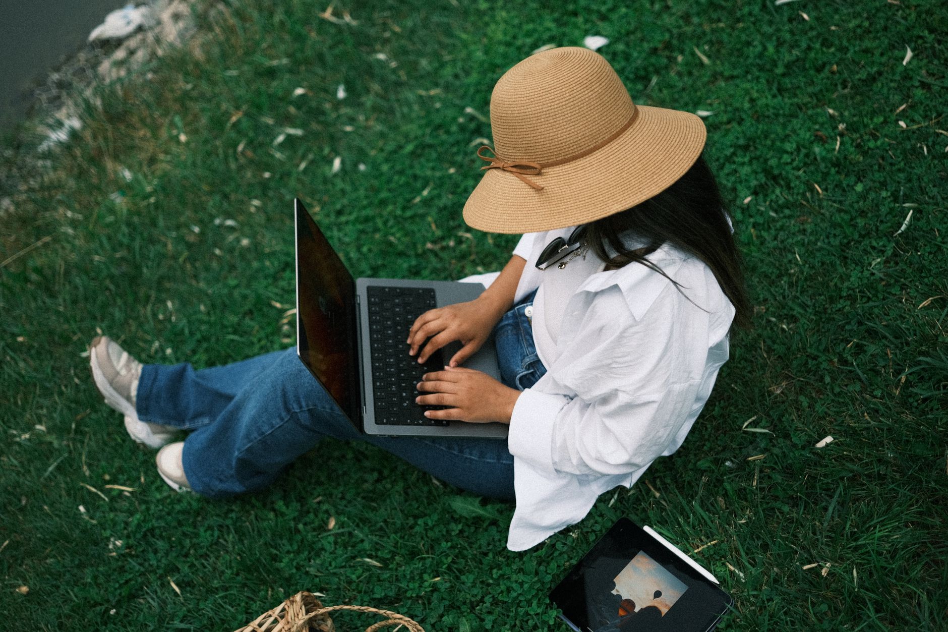 Student with laptop rural school — Jornal Metro