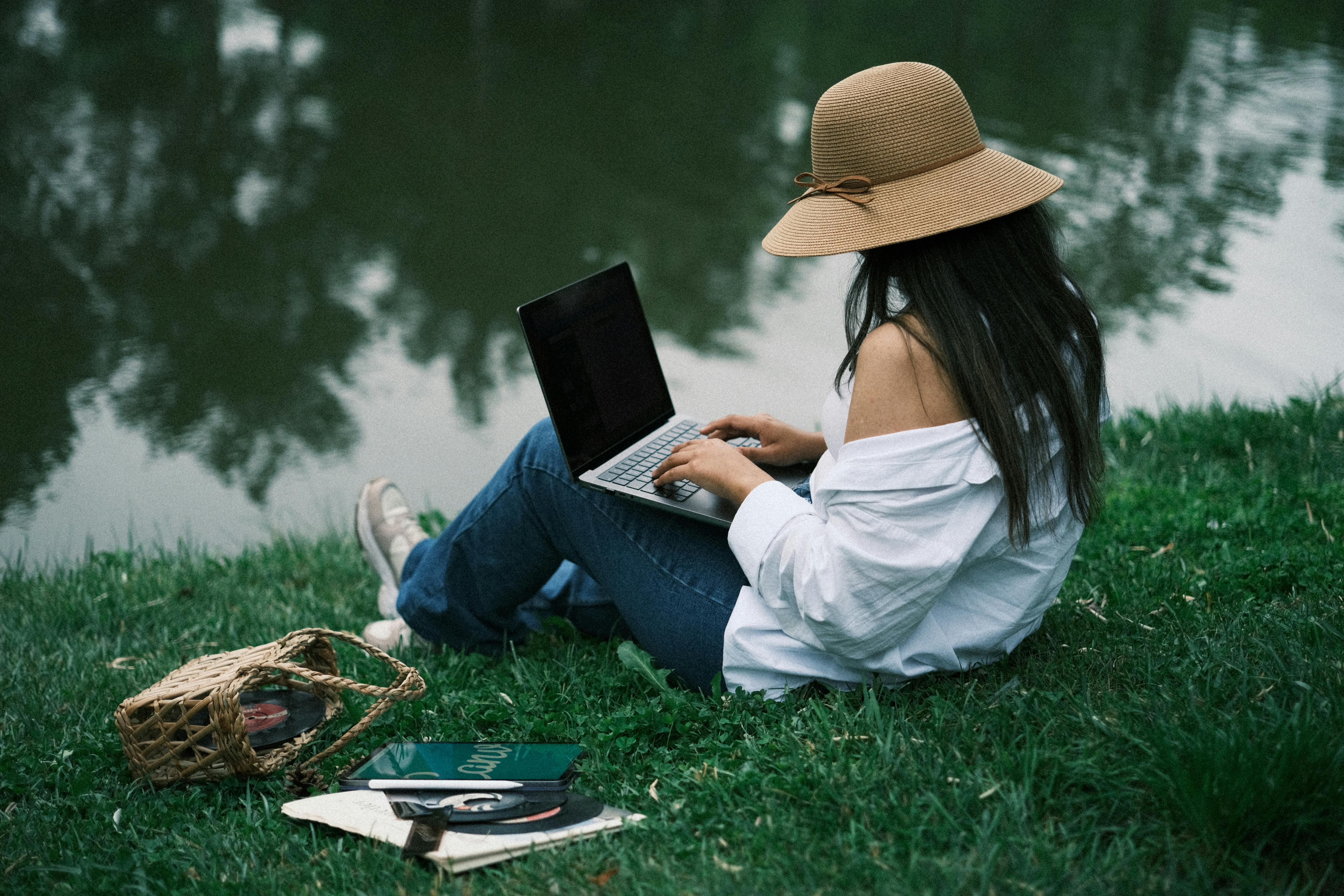lifestyle hours lifestyle working hours — Photo by Alican Helik on Pexels