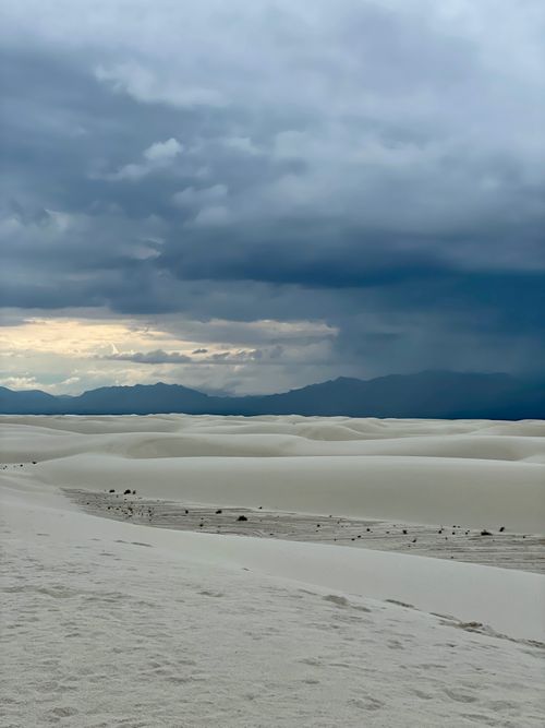 Free A stunning view of White Sands, NM, with dramatic clouds and sand dunes. Stock Photo