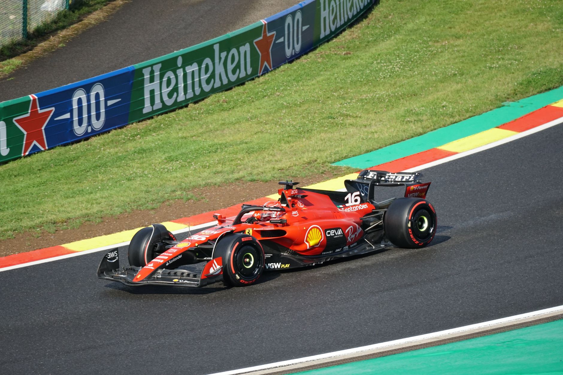 Yağmur altında Formula 1 yarışı ve kalabalık tribünler