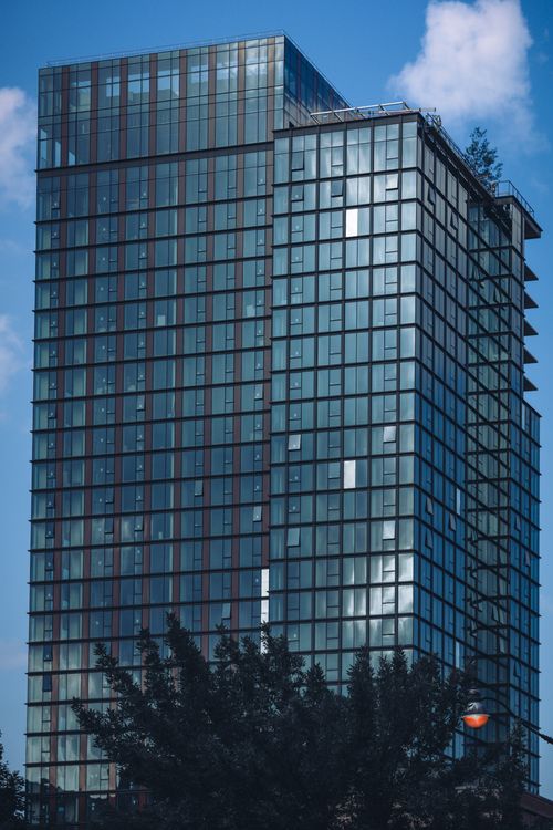 Free Tall modern glass office building in city showcasing urban architecture. Stock Photo