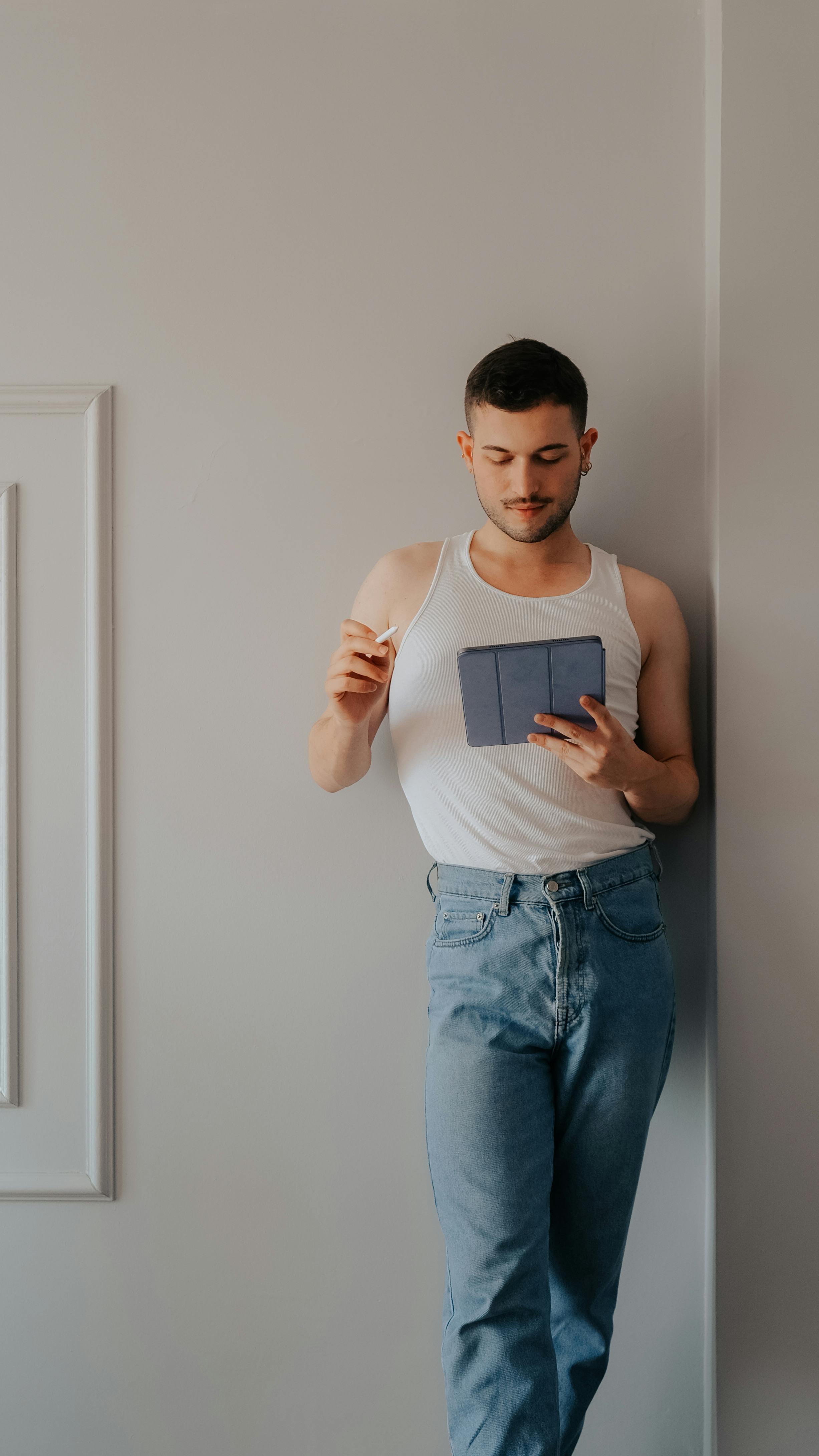 Kostenlos Stehender Mann Mit Tablet Und Bleistift Stock-Foto