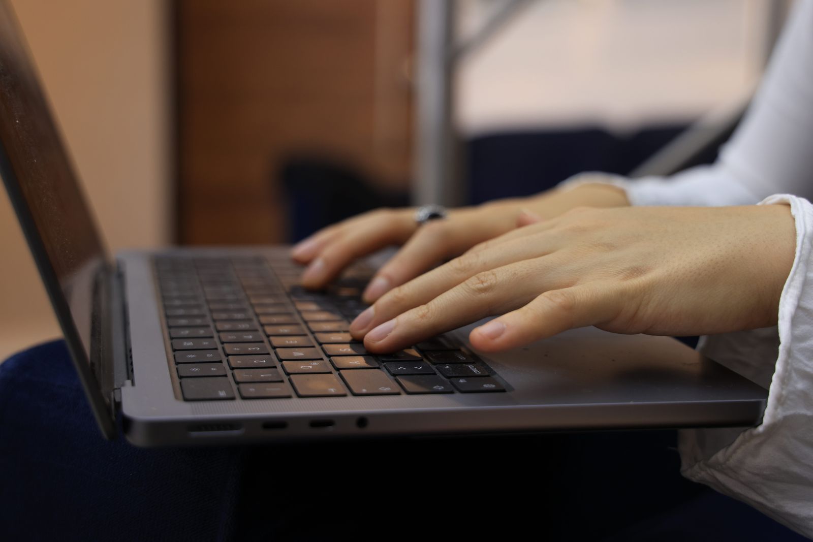 Mãos sobre um teclado de computador