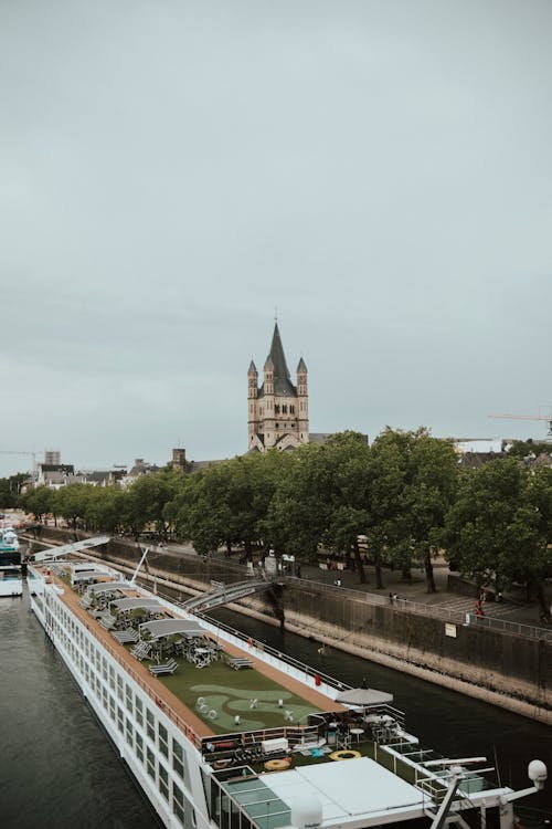 Photos gratuites de arbres, bateau de croisière, citadin